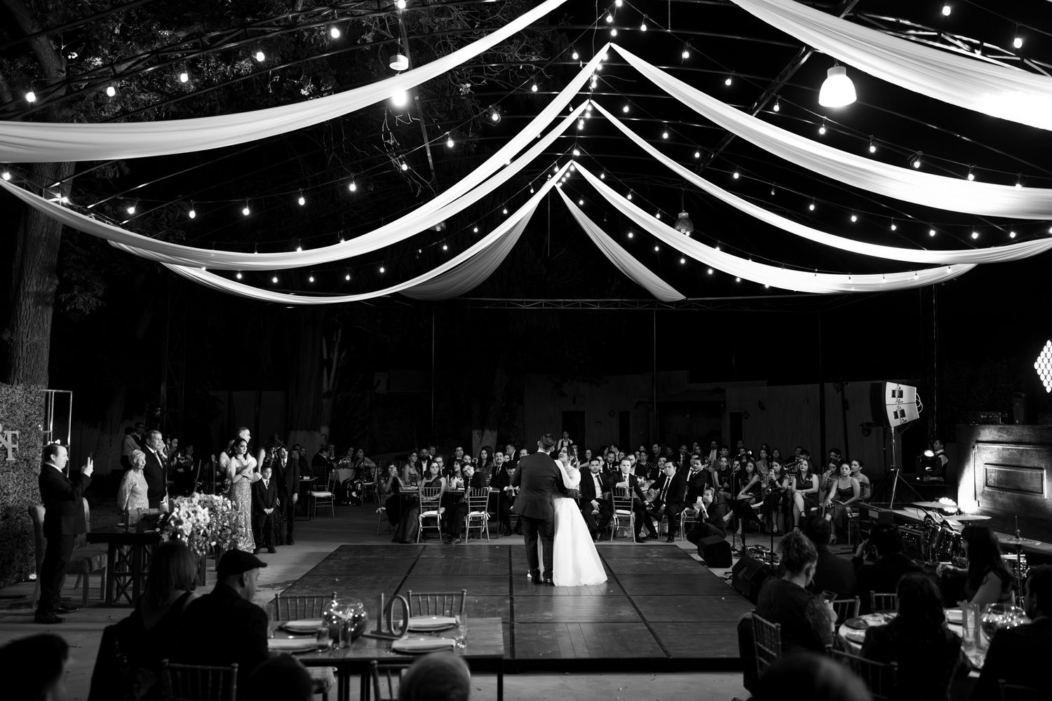 Black and white photo of wedding reception with draped ceiling and dance floor. Boda en Parras Coahuila, Fotógrafo de bodas