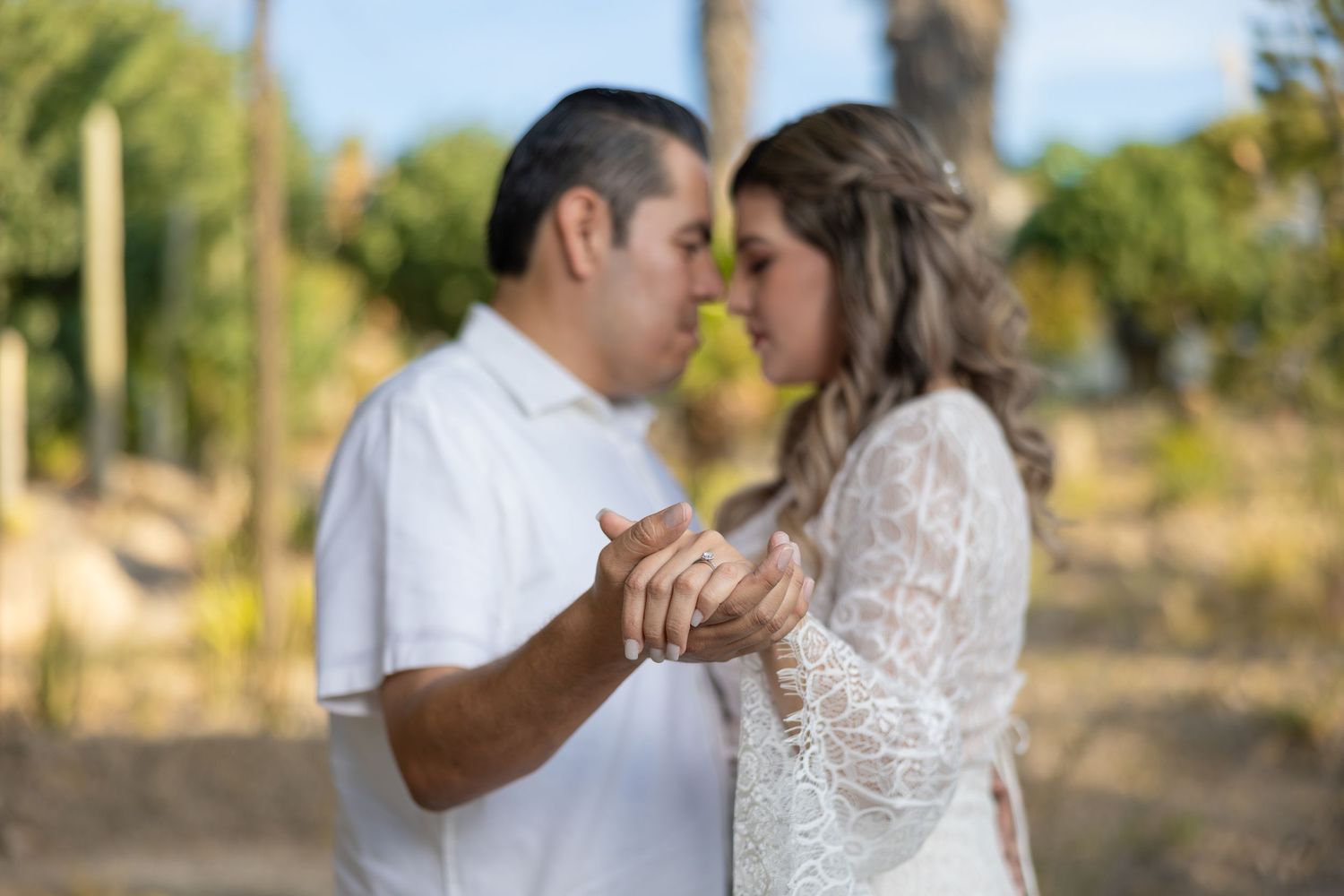 A romantic couple dancing close together outdoors at sunset. Sesión en Parras Coahuila