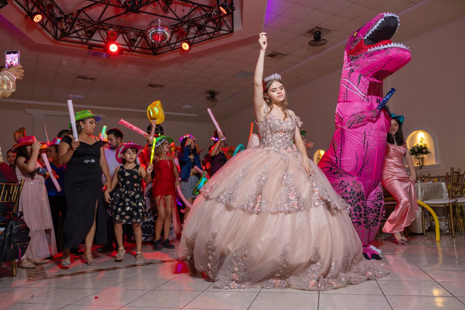 Festive indoor celebration with pink lighting and colorful glow sticks in an ornate venue. Evento en Parras Coahuila , Fotógrafo Rulo