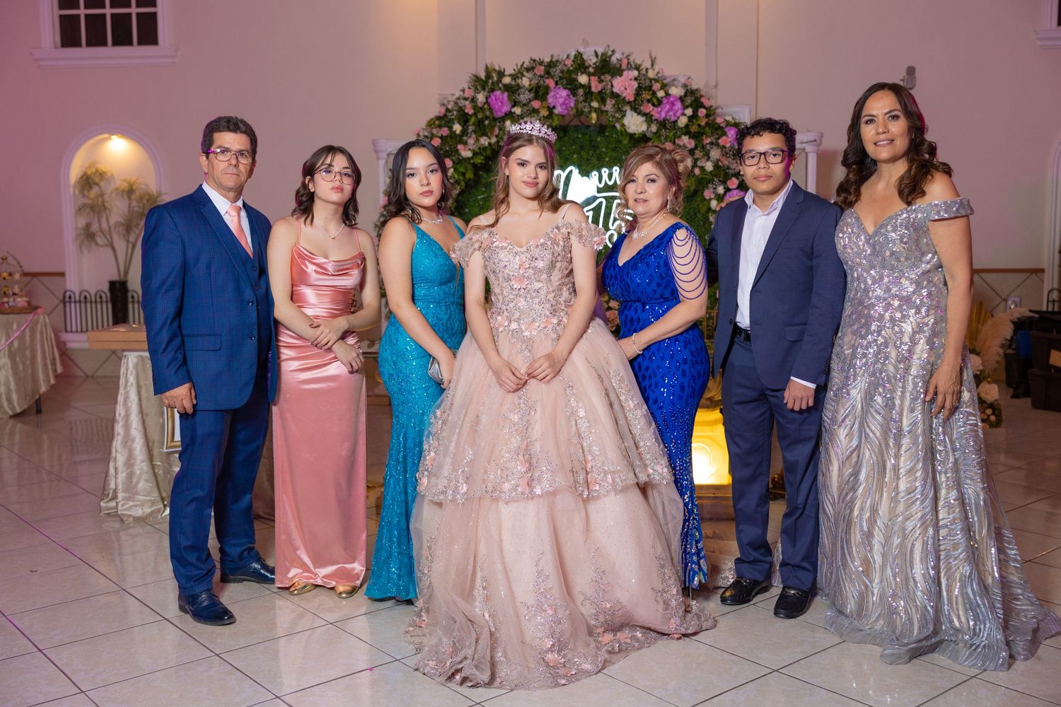Formal group photo at quinceanera celebration with guests in evening attire and ballgown. Evento en Parras Coahuila , Fotógrafo Rulo