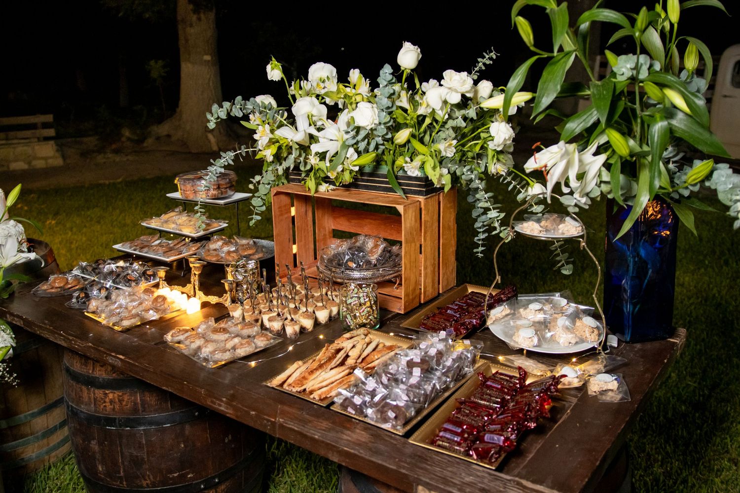 Rustic wedding dessert table with wooden crates, flowers and elegant glassware. Boda en Parras Coahuila, Fotógrafo de bodas