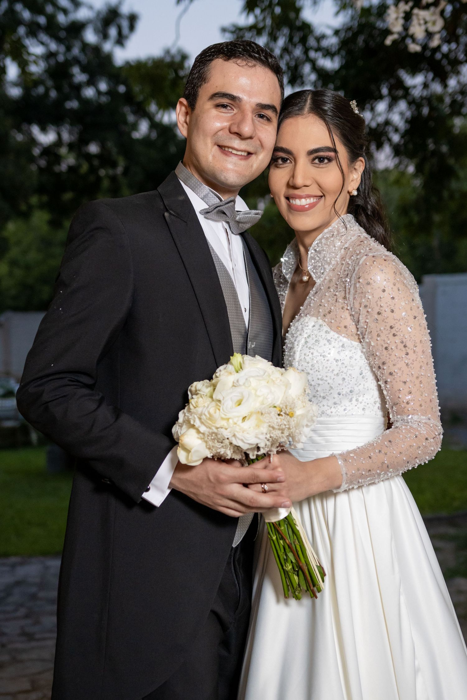 Wedding portrait with white bouquet against natural outdoor background. Boda en Parras Coahuila, Fotógrafo de bodas