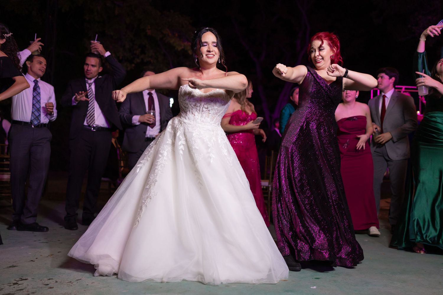 Wedding party dancing together on the dance floor with bride in white gown at center. Boda en Parras Coahuila, Fotógrafo de bodas,