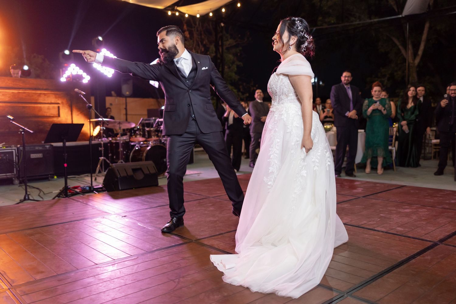 Energetic dance performance by newlyweds on outdoor dance floor with evening lighting. Boda en Parras Coahuila, Fotógrafo de bodas