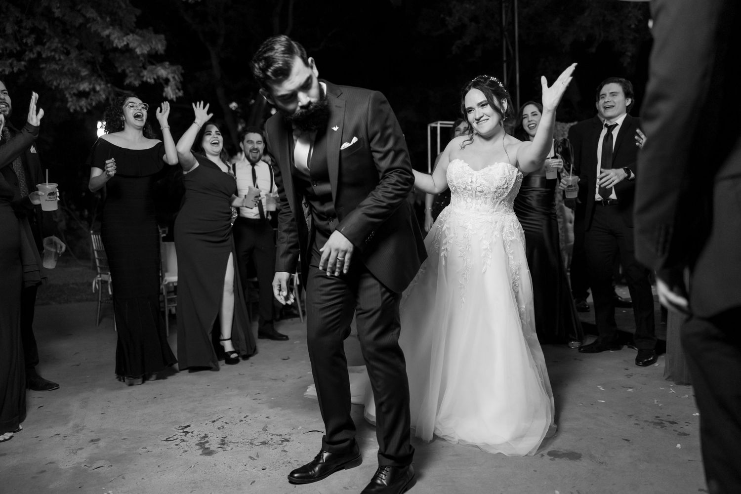 Bride and guests dancing at nighttime outdoor wedding celebration. Boda en Parras Coahuila, Fotógrafo de bodas,