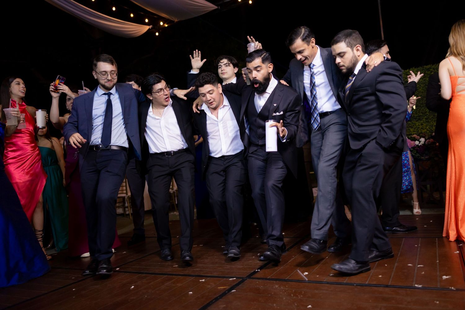Groomsmen dancing and celebrating together at a wedding reception in formal attire. Boda en Parras Coahuila, Fotógrafo de bodas,