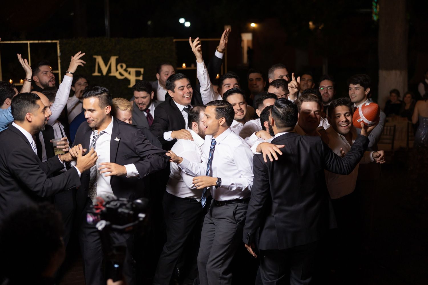 Energetic dance floor celebration with guests in formal attire at nighttime event.Boda en Parras Coahuila, Fotógrafo de bodas, Rulo foto