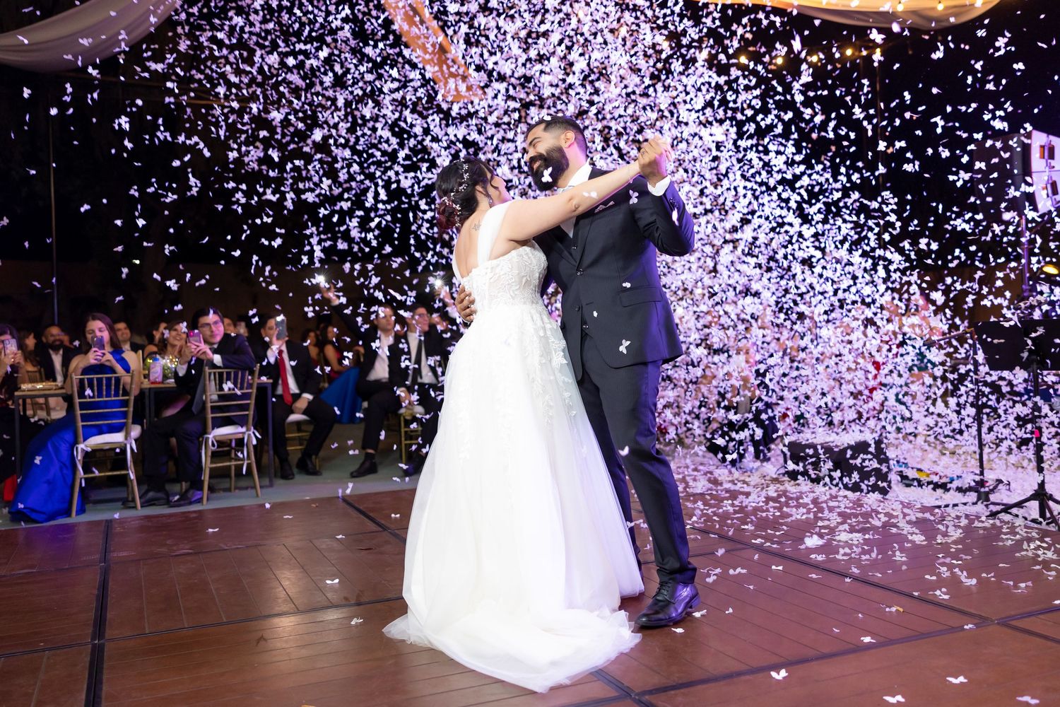 Couple shares romantic dance moment surrounded by confetti shower. Boda en Parras Coahuila, Fotógrafo de bodas