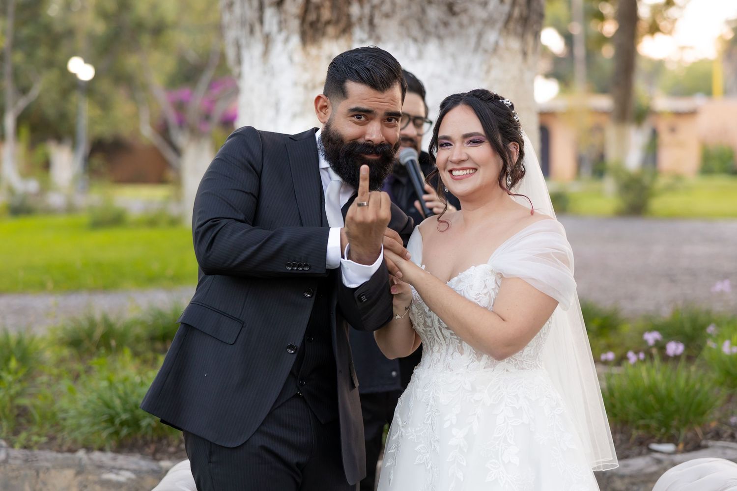 Couple looks at their wedding rings together during outdoor ceremony. Boda en Parras Coahuila, Fotógrafo de bodas