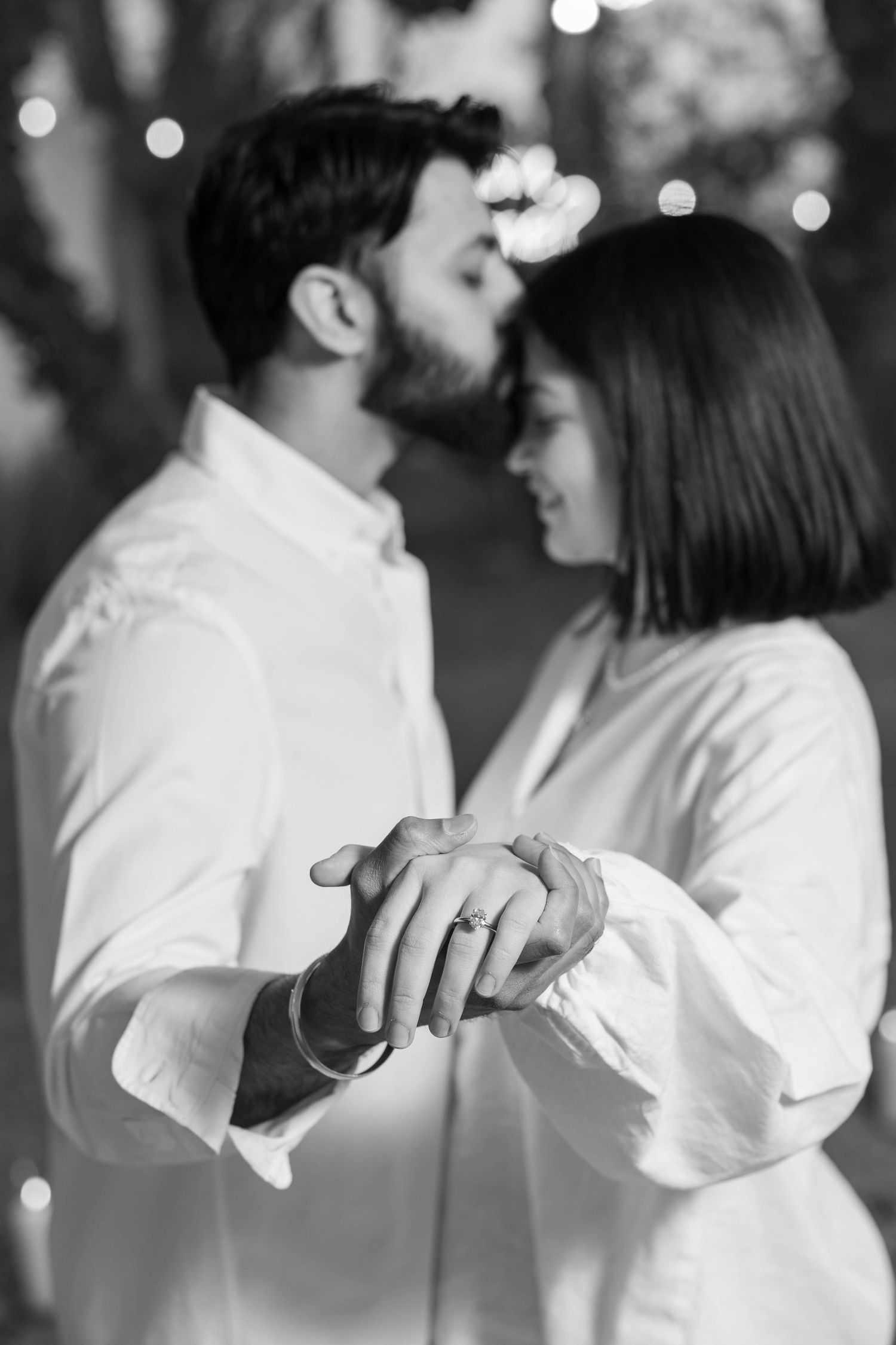 A romantic black and white portrait of a couple holding hands in intimate moment. Boda en Parras Coahuila fotógrafo