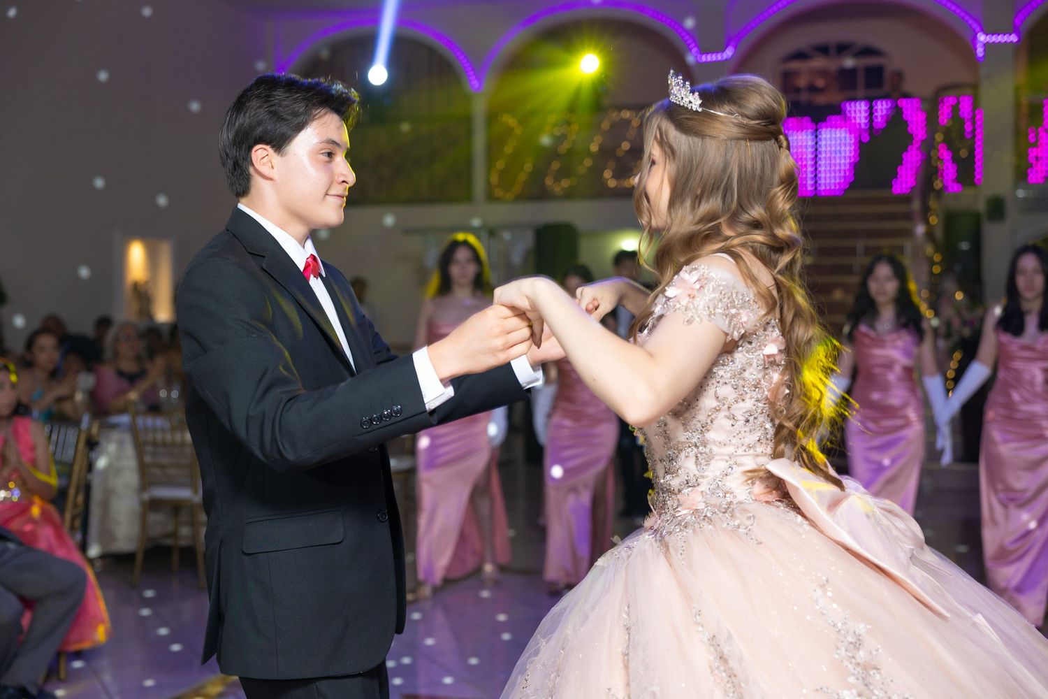 A formal dance moment captured under ambient lighting at an elegant celebration. Evento en Parras Coahuila , Fotógrafo Rulo