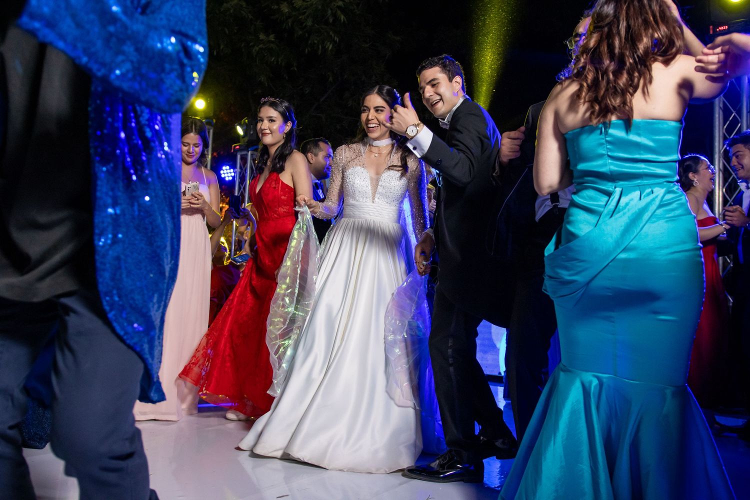 Wedding party in formal attire dances and celebrates during an evening reception. Boda en Parras Coahuila, Fotógrafo de bodas