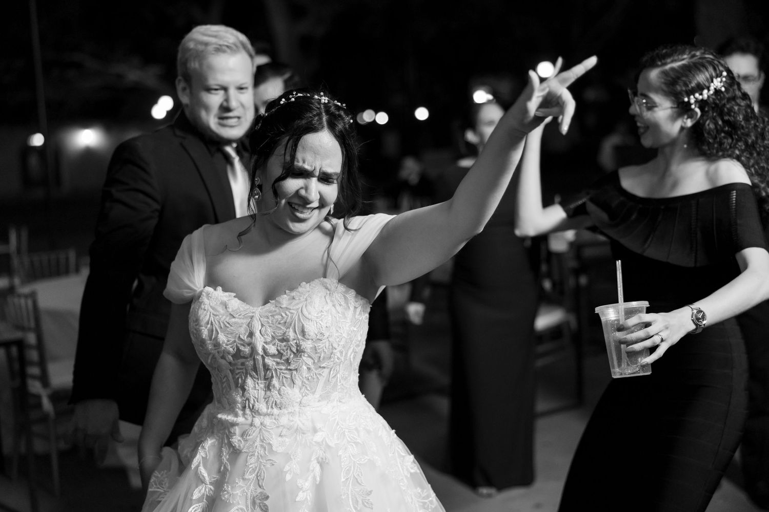 Bride dancing with guests at an evening wedding reception. Boda en Parras Coahuila, Fotógrafo de bodas,