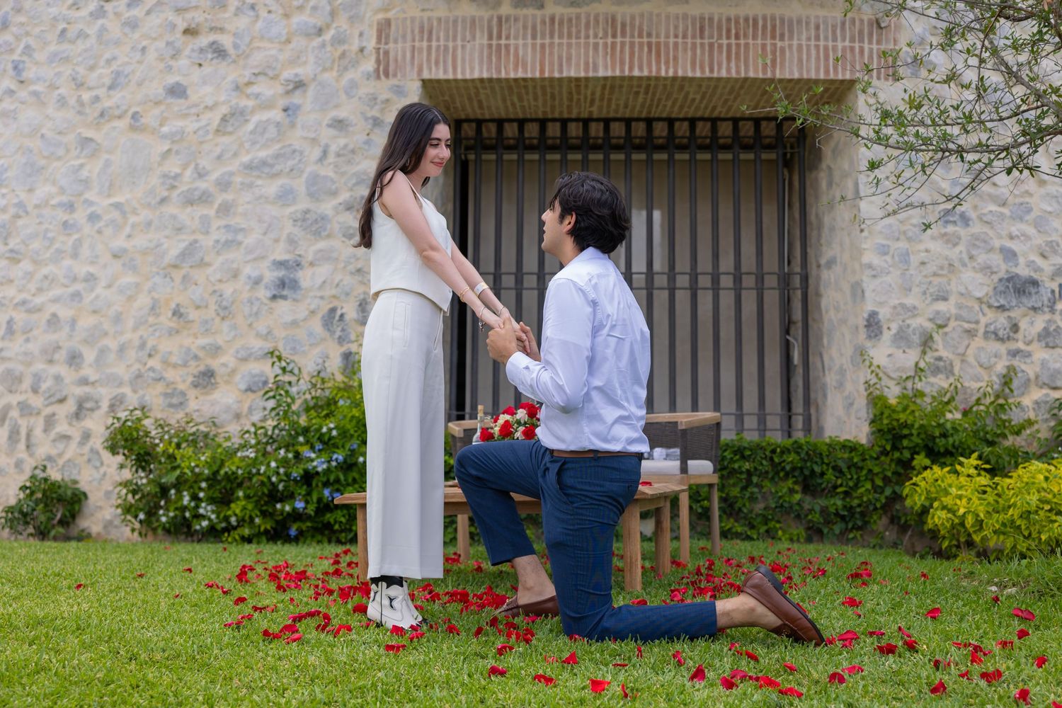 A special moment captured during a proposal with rose petals scattered on the ground. Propuesta de matrimonio Parras, Fotografo