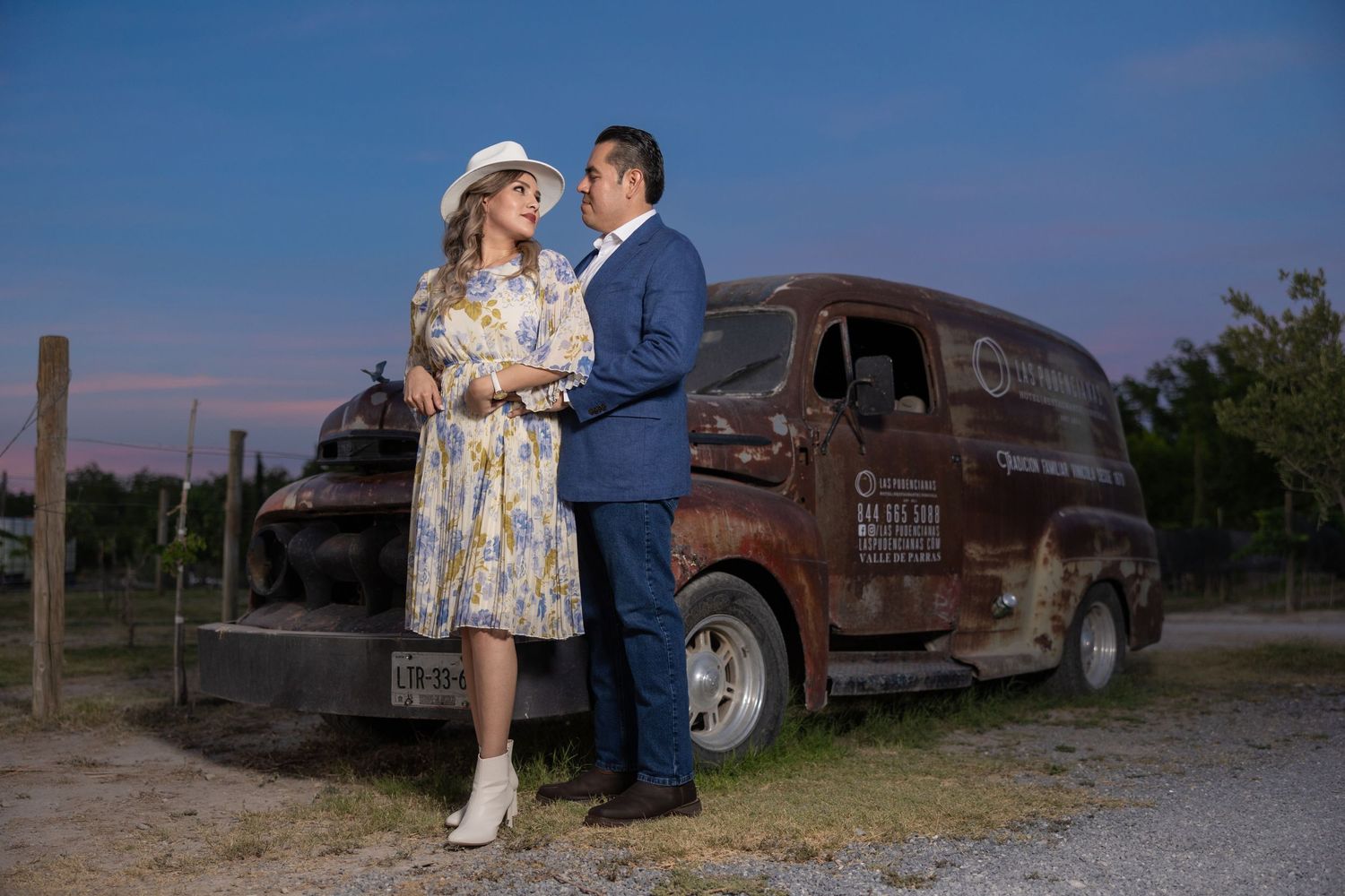Romantic vintage-inspired scene with couple by rusty old truck at sunset. boda en Parras Coahuila fotógrafo
