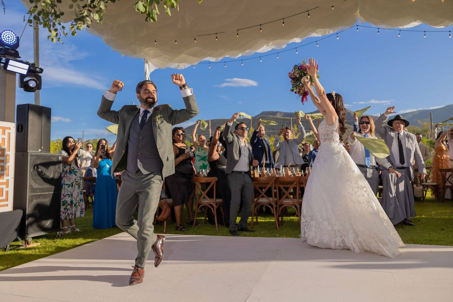 Energetic dancing and celebration on an outdoor wedding reception dance floor. Boda en Parras Coahuila fotógrafo
