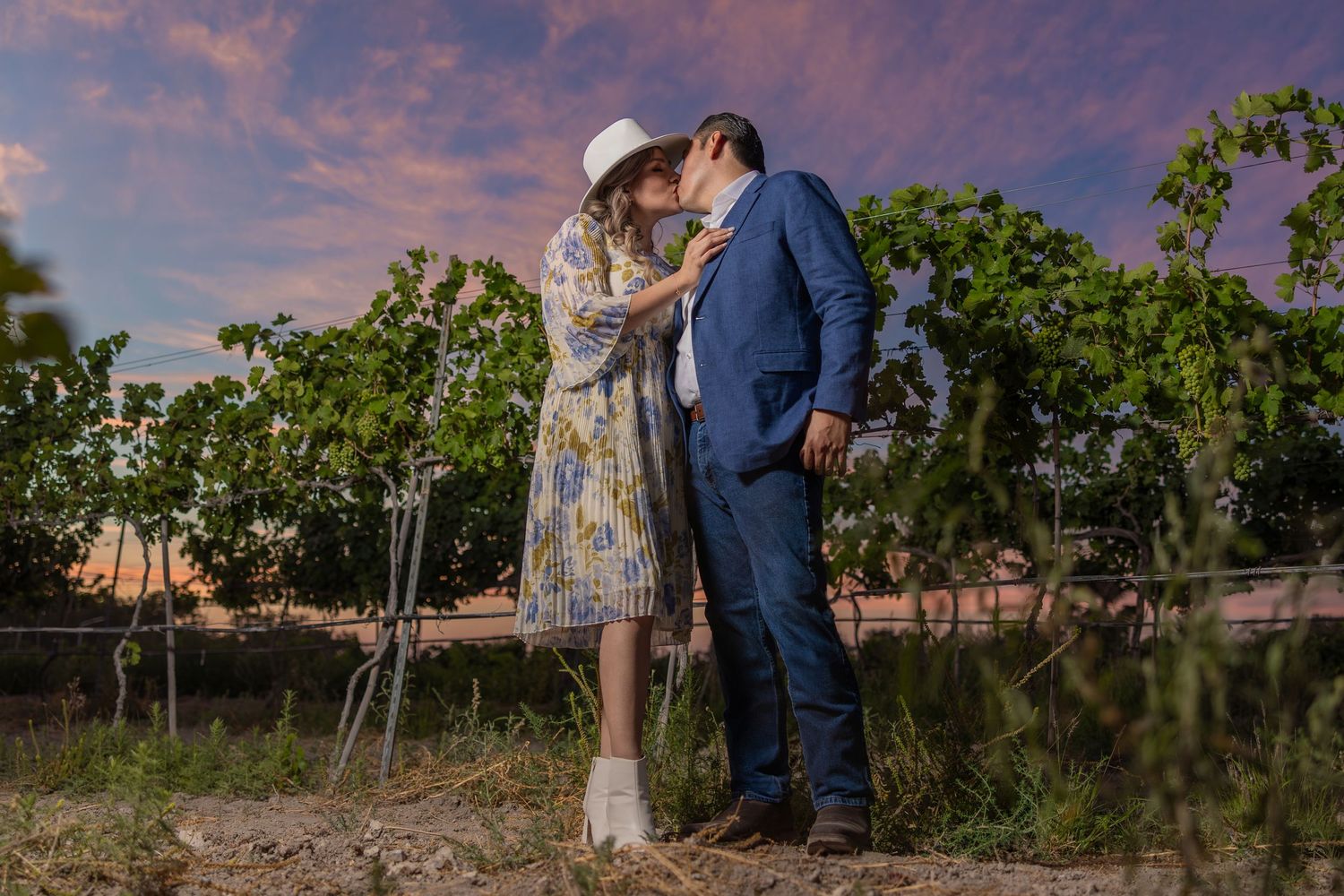 Couple shares intimate moment in vineyard during vibrant sunset. boda en Parras Coahuila fotógrafo