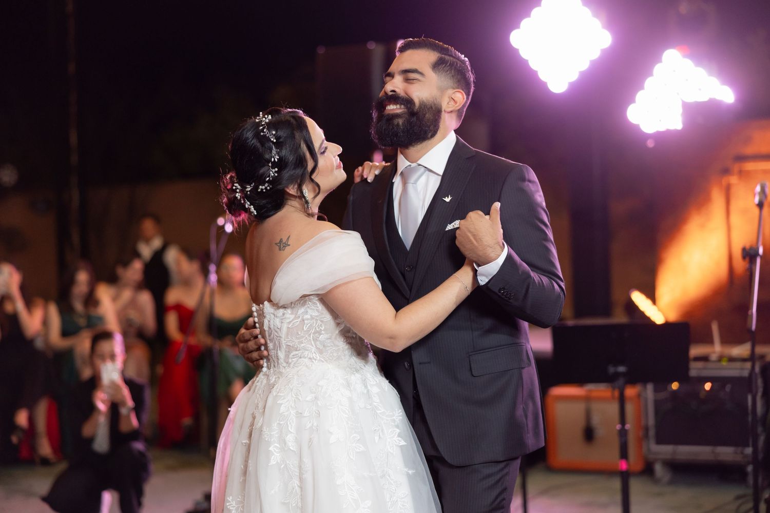 Close-up of happy couple dancing together during evening wedding reception. Boda en Parras Coahuila, Fotógrafo de bodas