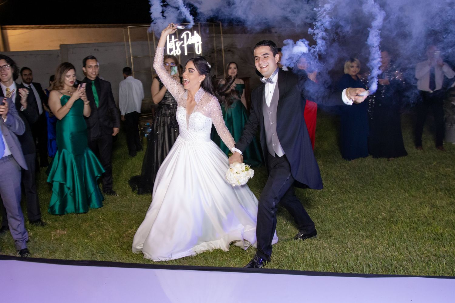 Wedding couple dancing surrounded by fog effects and guests at an outdoor reception. Boda en Parras Coahuila, Fotógrafo de bodas
