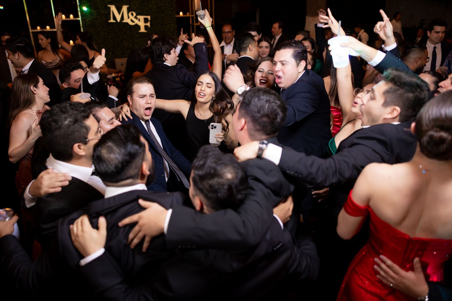 Large group of wedding guests dancing energetically at reception party. Boda en Parras Coahuila, Fotógrafo de bodas,