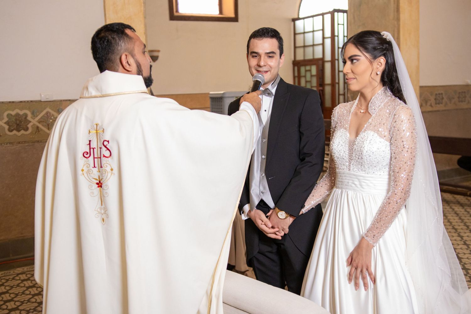 Priest in white robes performs blessing during Catholic wedding ceremony. Boda en Parras Coahuila, Fotógrafo de bodas