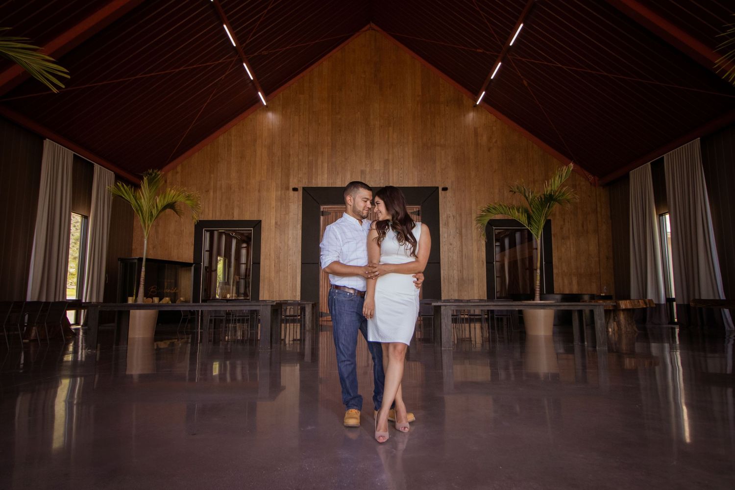 A couple dances together in an elegant wooden hall with vaulted ceilings. boda en Parras Coahuila fotógrafo