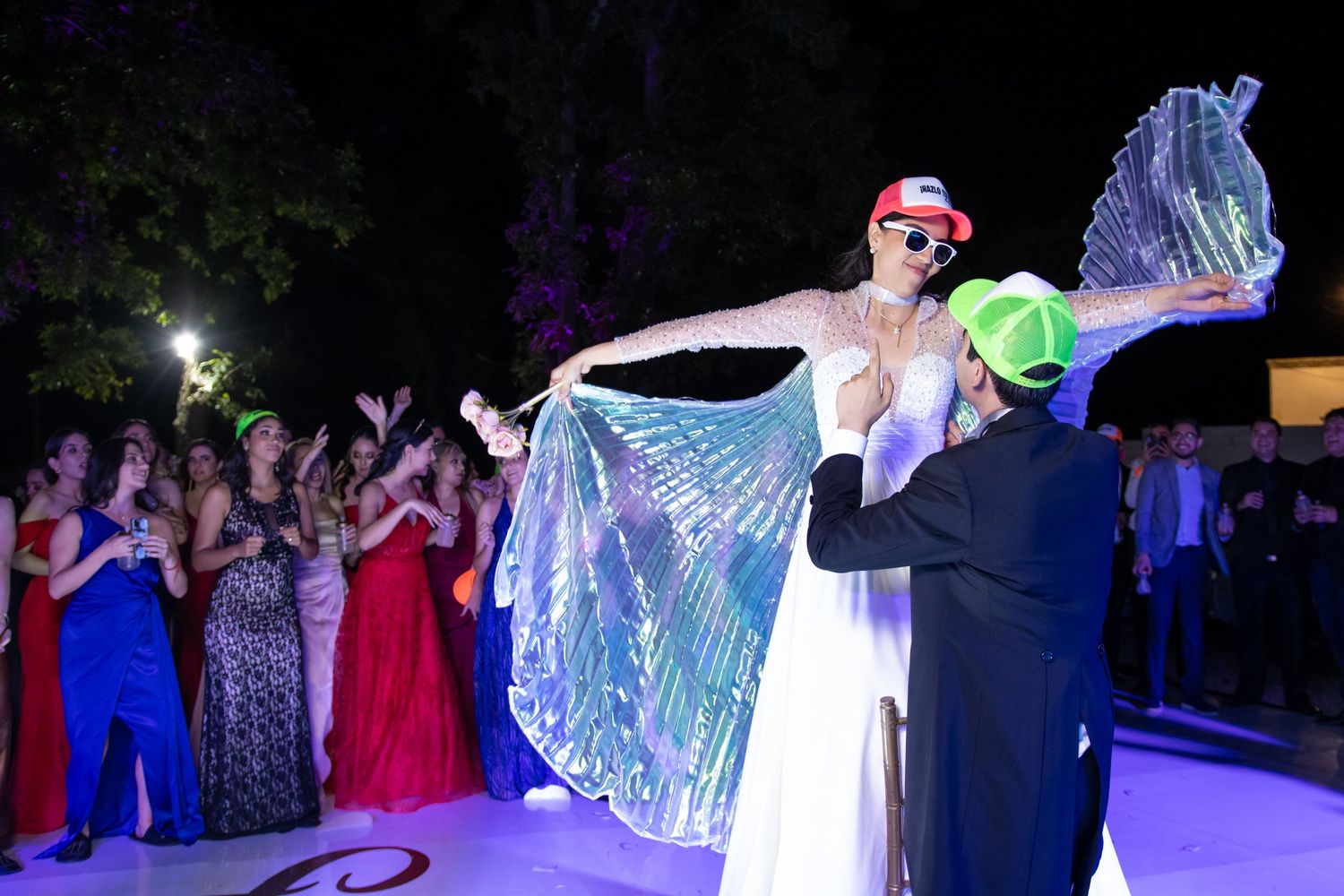 A couple performs a dramatic dance dip during a wedding reception as guests watch in formal attire. Boda en Parras Coahuila, Fotógrafo