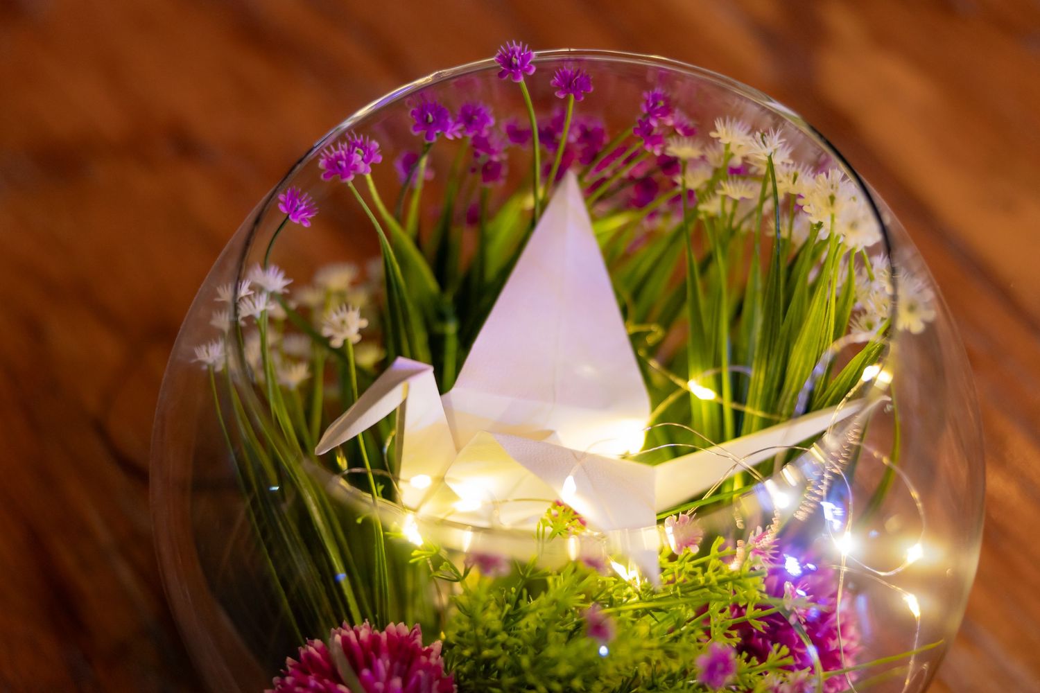 Illuminated glass terrarium centerpiece with origami crane and purple flowers. Boda en Parras Coahuila, Fotógrafo de bodas, Rulo fotografía