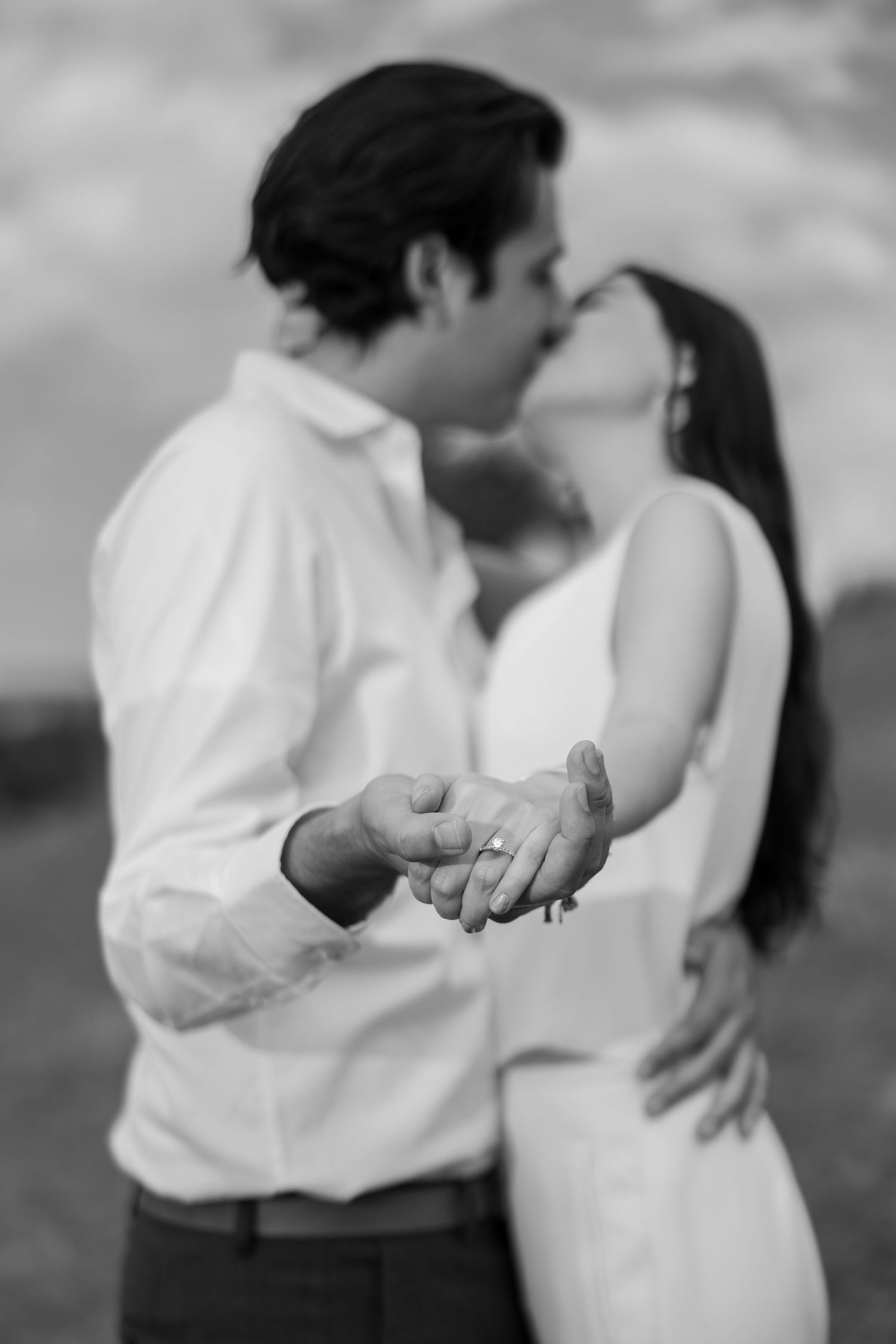 A black and white photo of a couple sharing an intimate kiss outdoors. Propuesta de matrimonio Parras, Fotografo