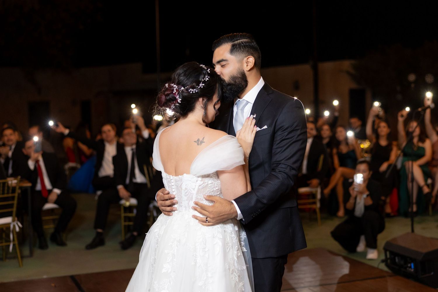 Evening wedding reception dance with guests seated in background. Boda en Parras Coahuila, Fotógrafo de bodas