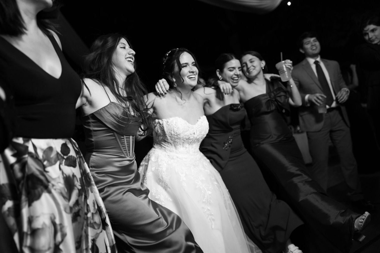Black and white photo of wedding guests dancing and celebrating at reception. Boda en Parras Coahuila, Fotógrafo de bodas,