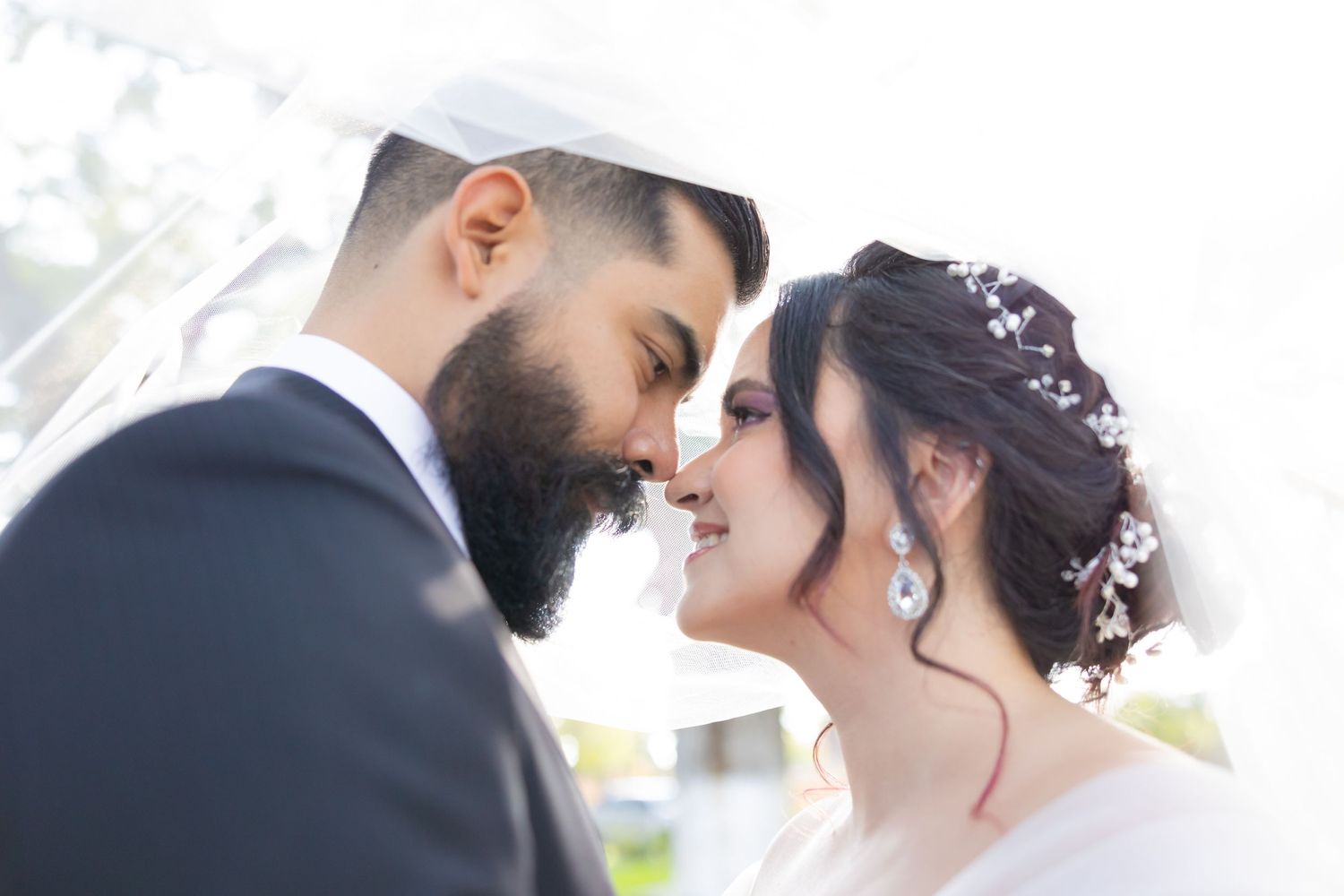 A tender close-up moment between newlyweds showing beautiful wedding day details. Boda en Parras Coahuila, Fotógrafo de bodas