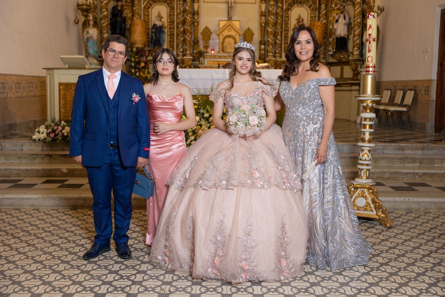Small formal group stands together in elegant attire at decorated church altar. Evento en Parras Coahuila , Fotógrafo Rulo
