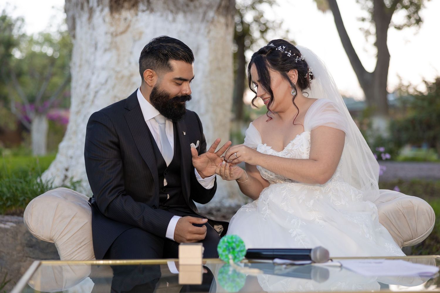Wedding couple examines rings during their outdoor garden ceremony. Boda en Parras Coahuila, Fotógrafo de bodas