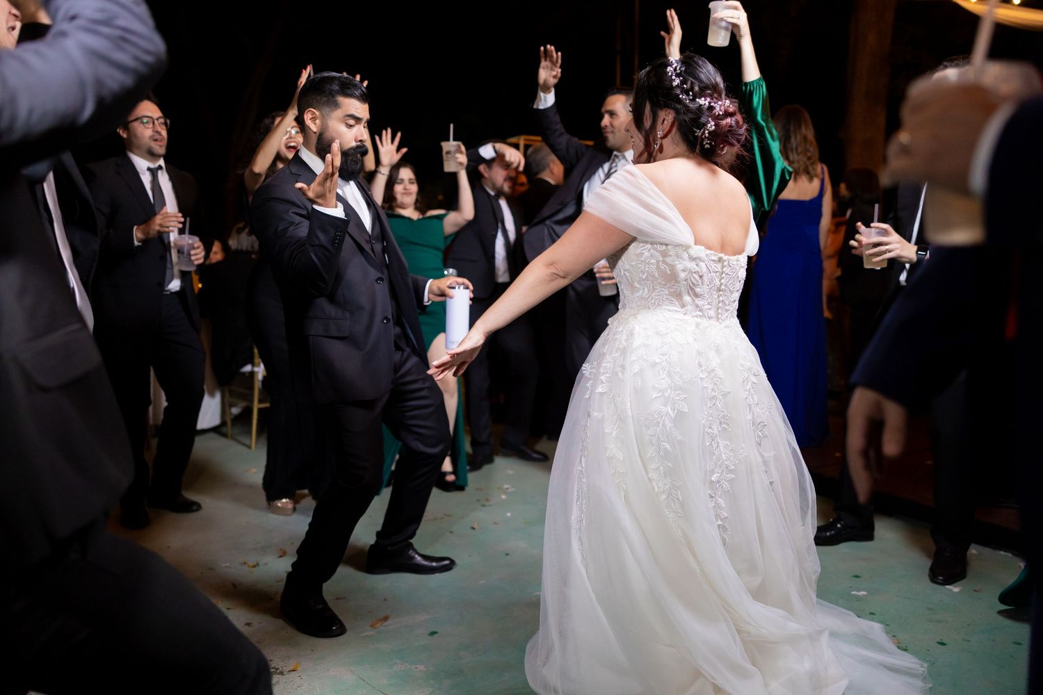 Wedding guests dancing and celebrating on an illuminated dance floor. Boda en Parras Coahuila, Fotógrafo de bodas