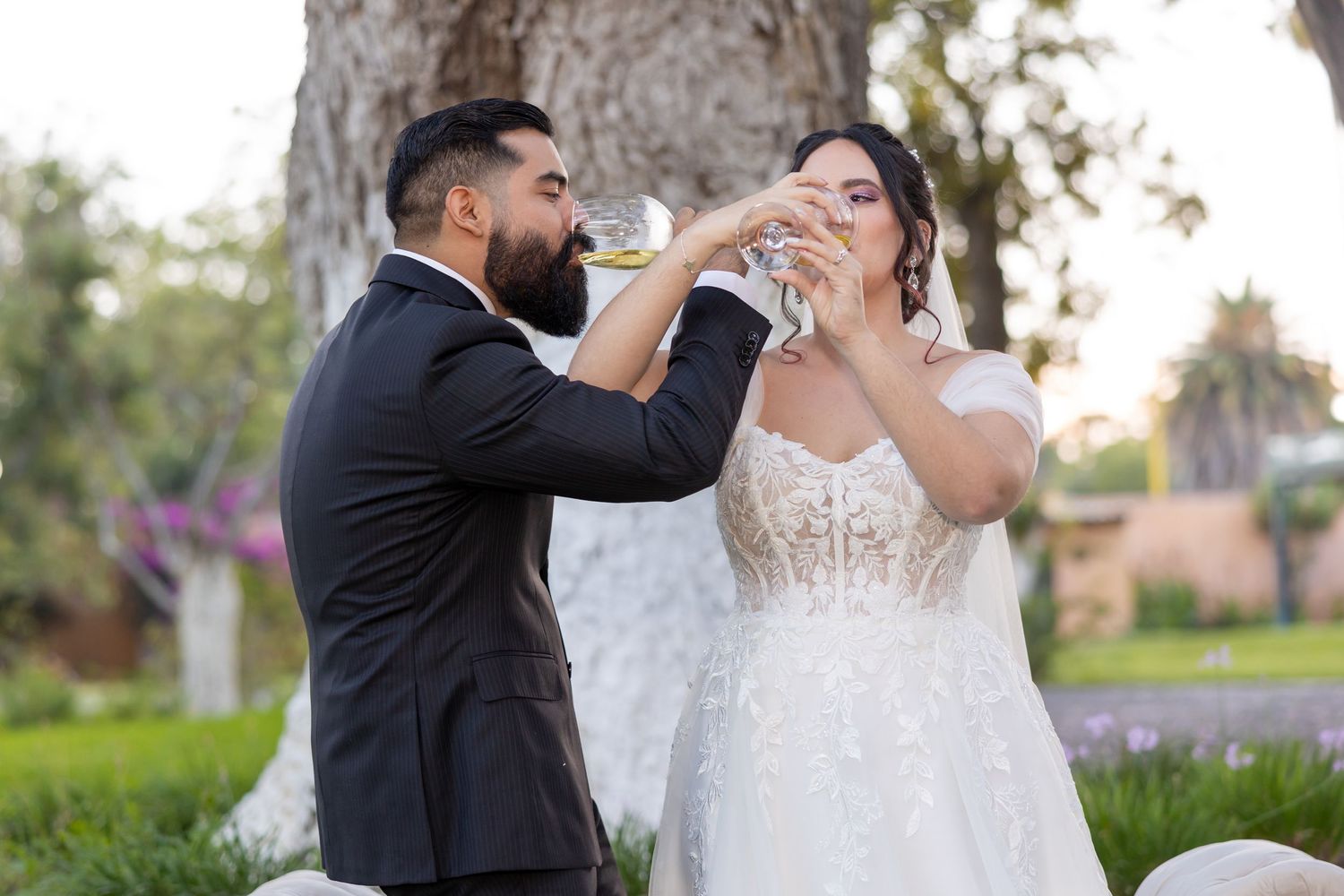 Couple sharing champagne toast during their outdoor garden wedding ceremony. Boda en Parras Coahuila, Fotógrafo de bodas