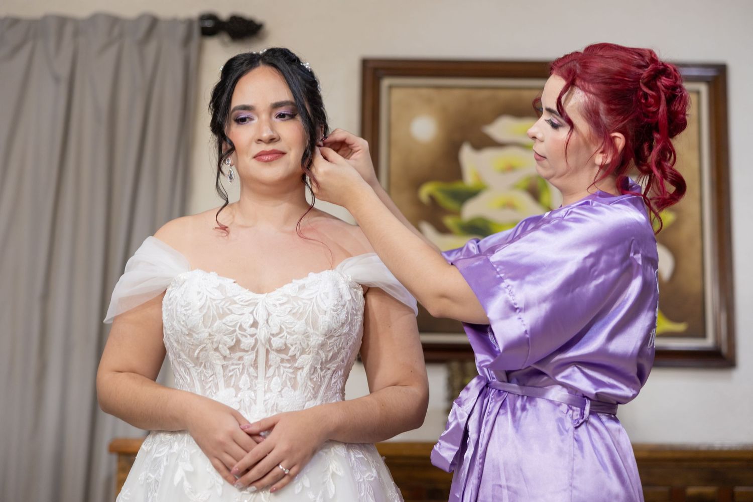 Final wedding dress adjustments being made during bridal preparation. Boda en Parras Coahuila, Fotógrafo de bodas