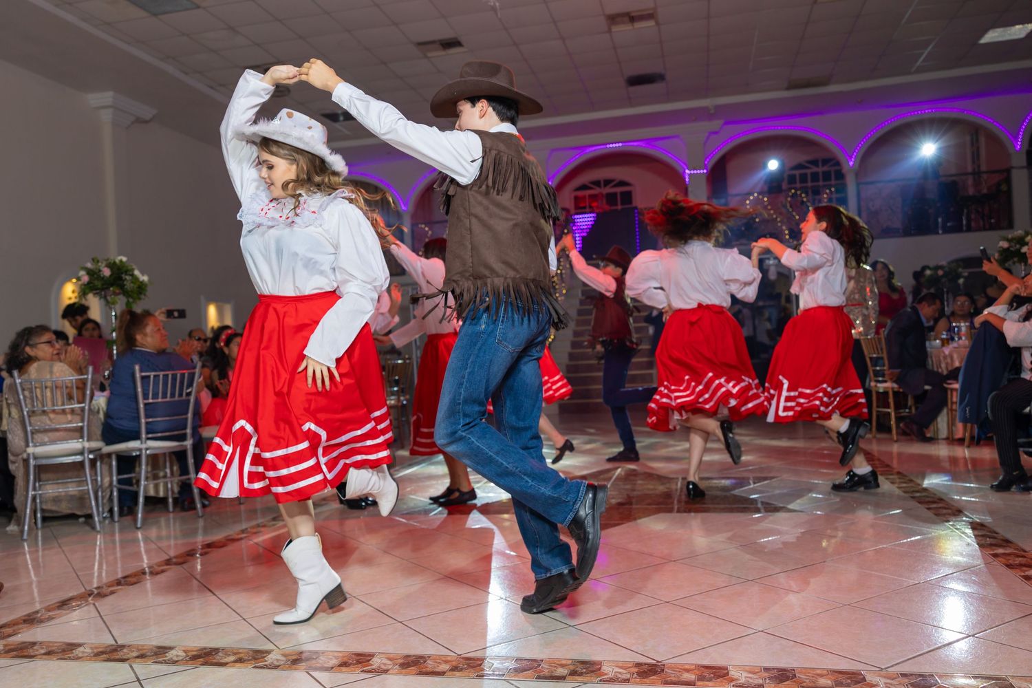 Energetic folk dance performance with spinning moves in traditional western costumes. Evento en Parras Coahuila , Fotógrafo Rulo