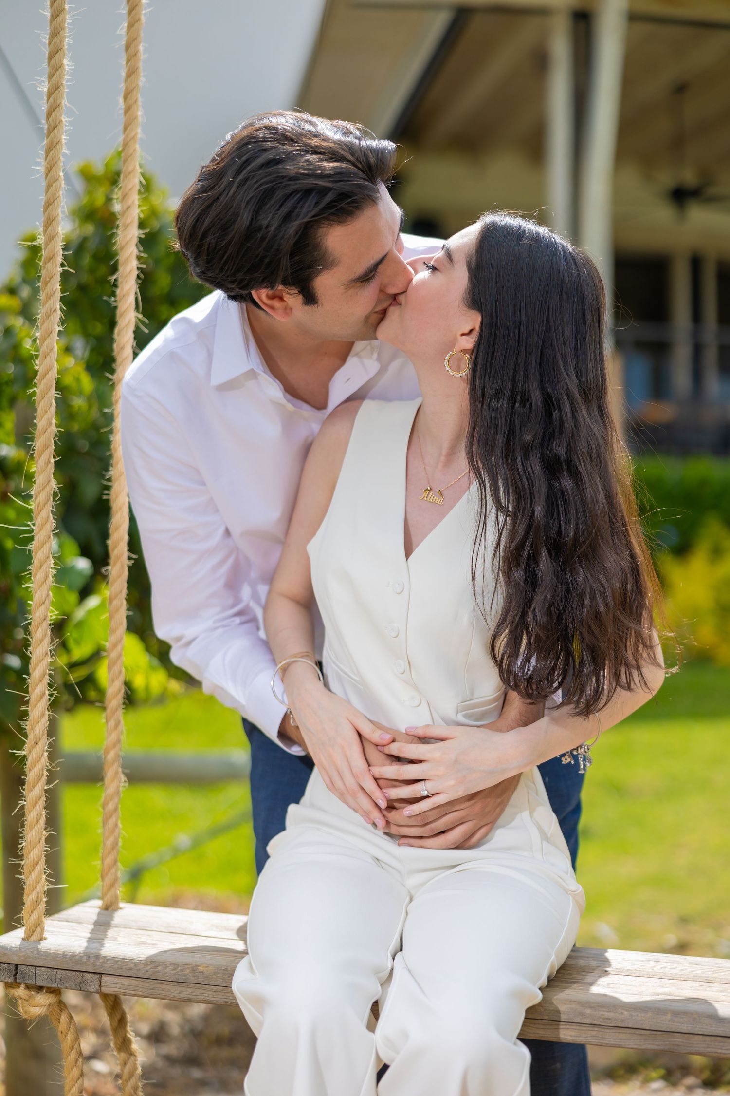 A romantic kiss shared between a couple on a wooden garden swing. Propuesta de matrimonio Parras, Fotografo
