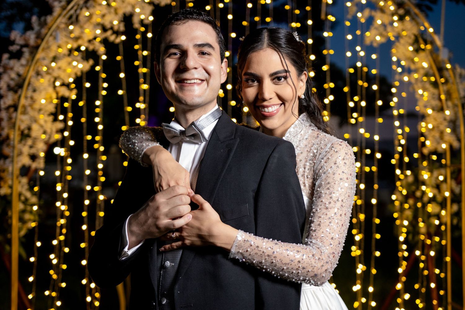 Wedding portrait against golden circular light backdrop at evening reception. Boda en Parras Coahuila, Fotógrafo de bodas