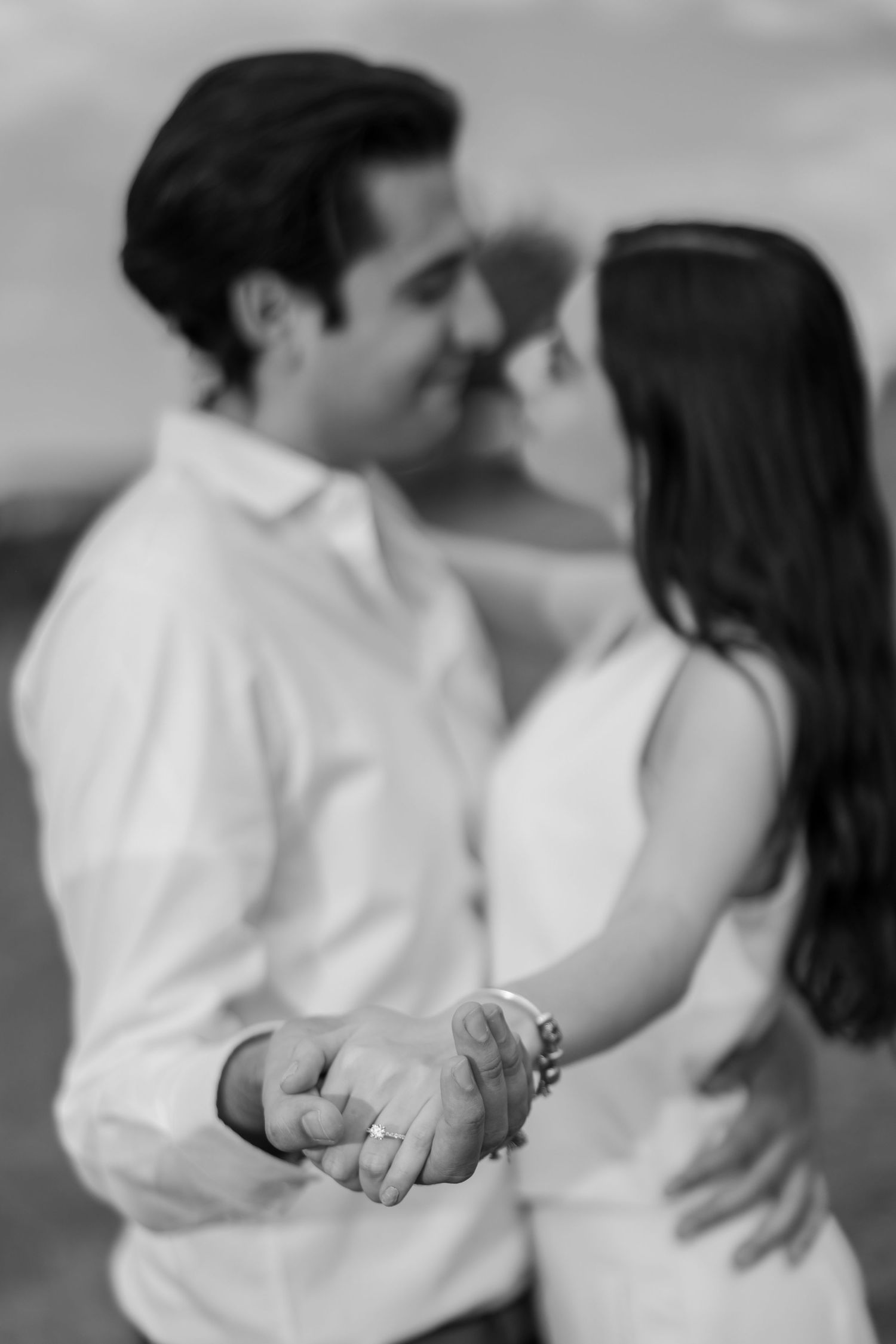 A black and white portrait captures an intimate moment between a couple. Propuesta de matrimonio Parras, Fotografo