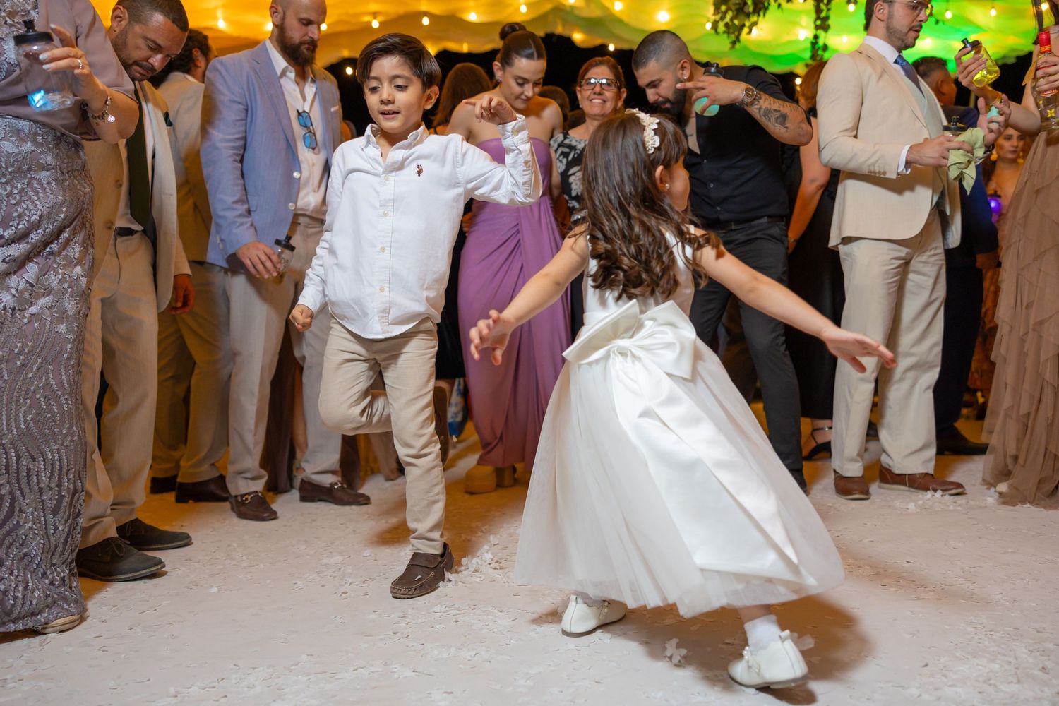 Wedding guests dancing and having fun at a lively outdoor reception. Boda en Parras Coahuila fotógrafo