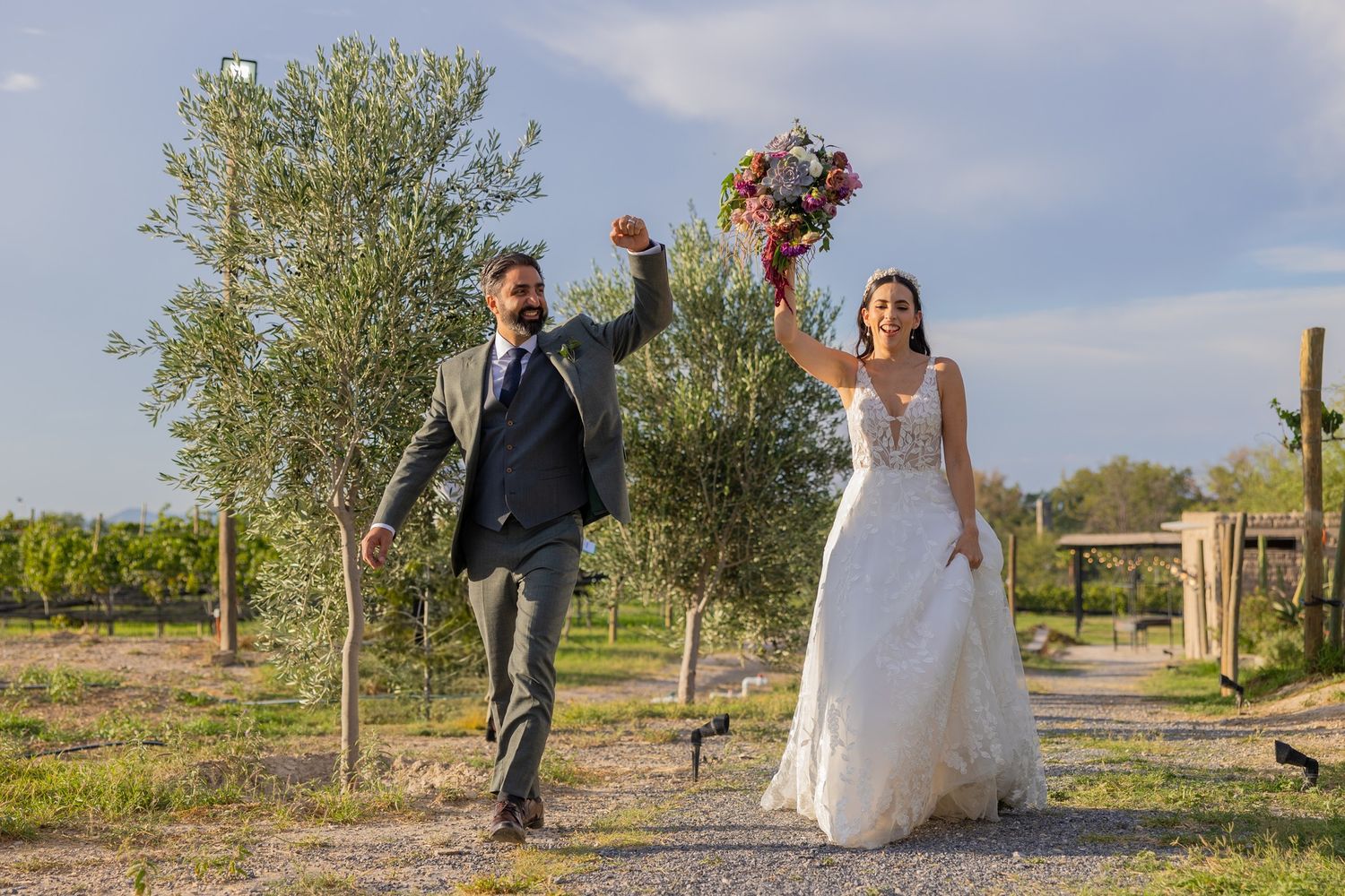 A joyful wedding moment captured in an outdoor vineyard setting. Boda en Parras Coahuila fotógrafo