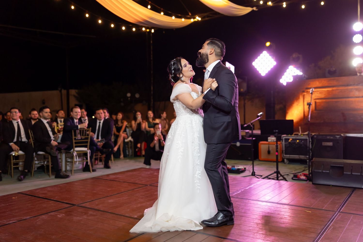Couple performing their reception dance with guests watching from their seats. Boda en Parras Coahuila, Fotógrafo de bodas