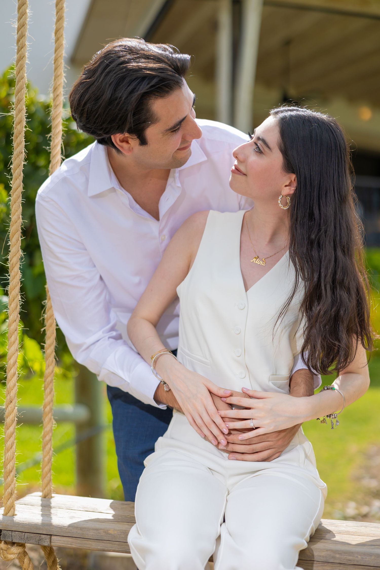 A romantic moment shared between a couple on a wooden swing with rope details. Propuesta de matrimonio Parras, Fotografo
