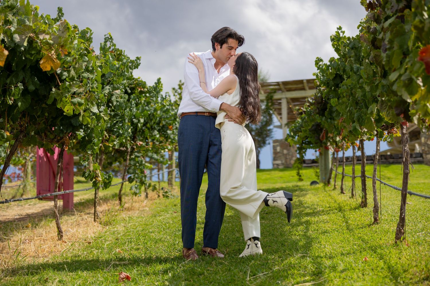 A romantic moment in a vineyard with grapevines and a cloudy sky in the background. Propuesta de matrimonio Parras, Fotografo