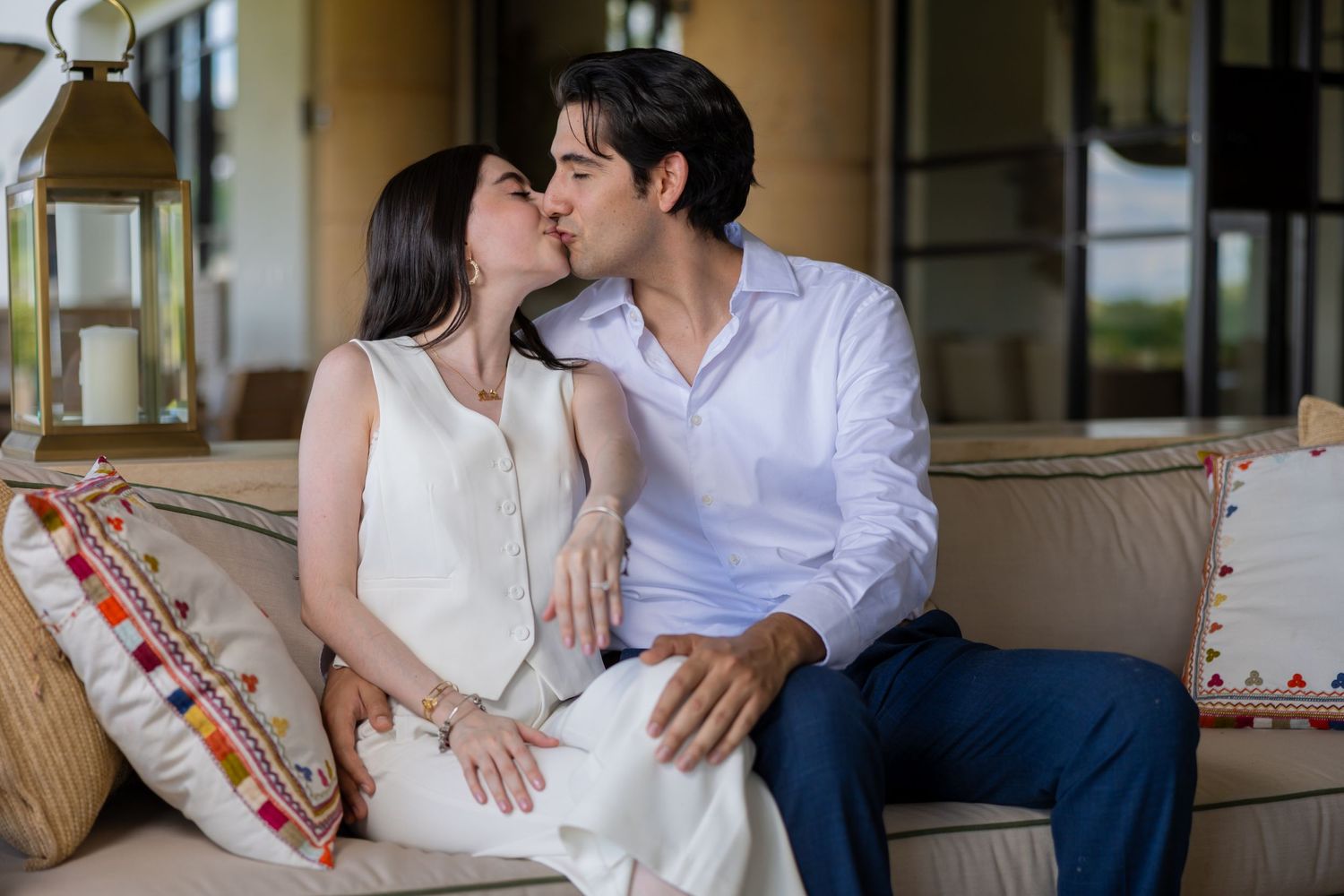 An intimate moment shared between a couple on a comfortable outdoor couch. Propuesta de matrimonio Parras, Fotografo
