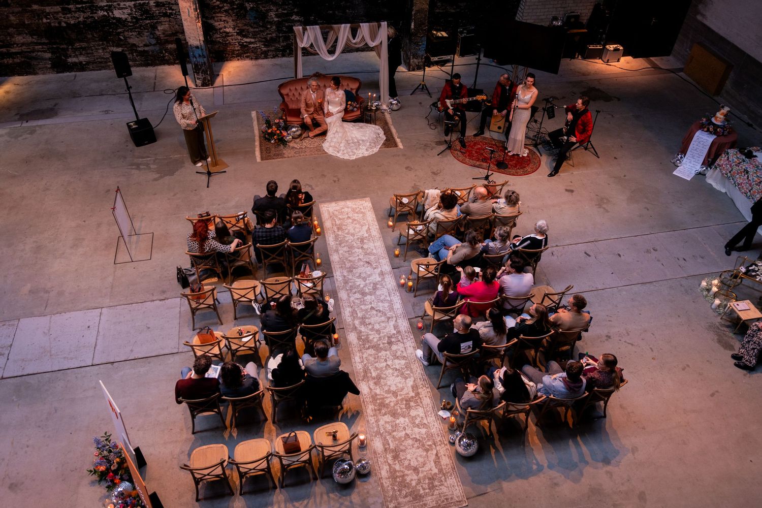 Photos by Jill - Jullie trouwfotograaf die op een onopvallende, tijdloze, romantische wijze met behoud van kleur fotografeert