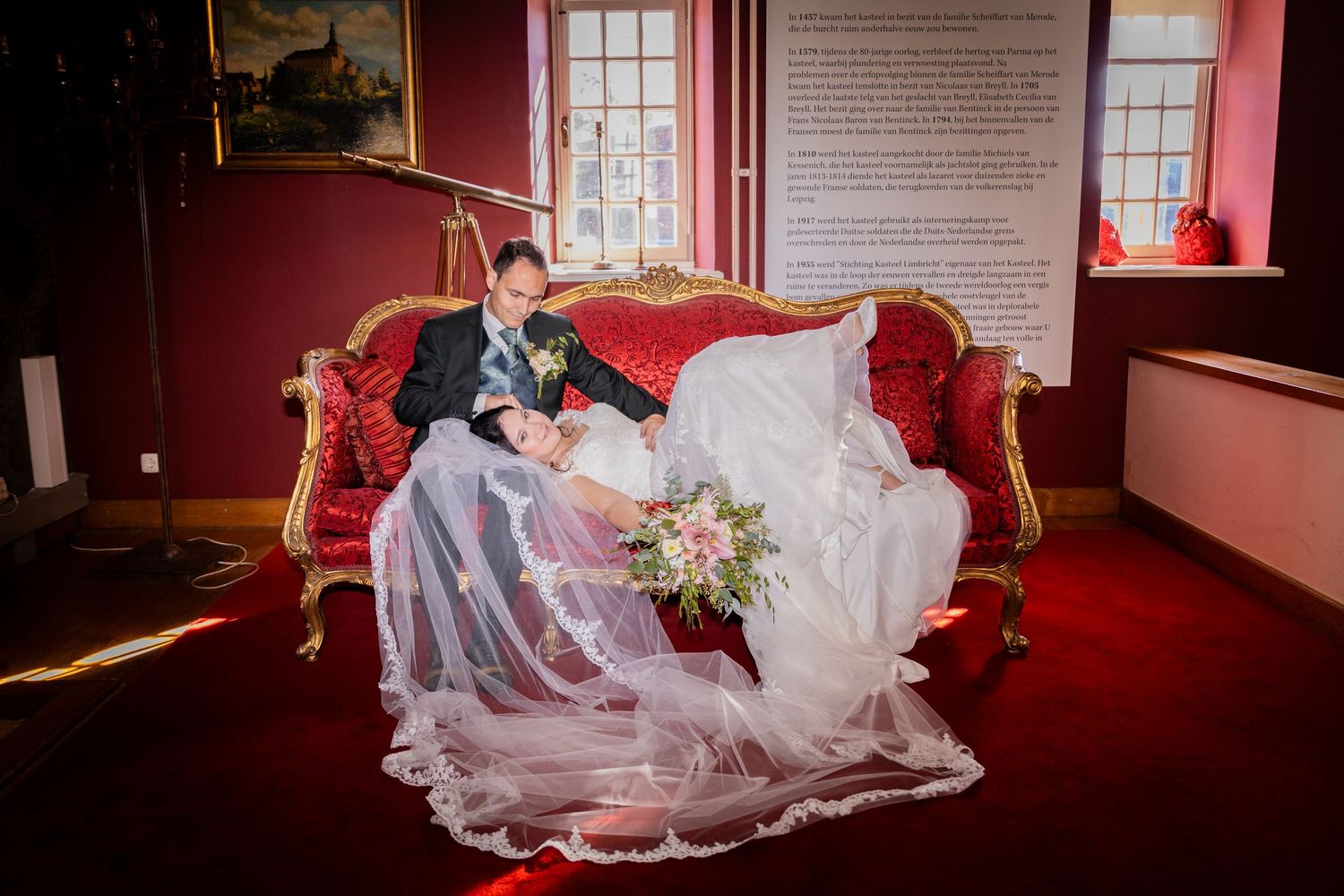 Het bruidspaar wachtend in deze prachtige ruimte, welke uitnodigt voor een laatste foto juist voordat de trouwceremonie start.