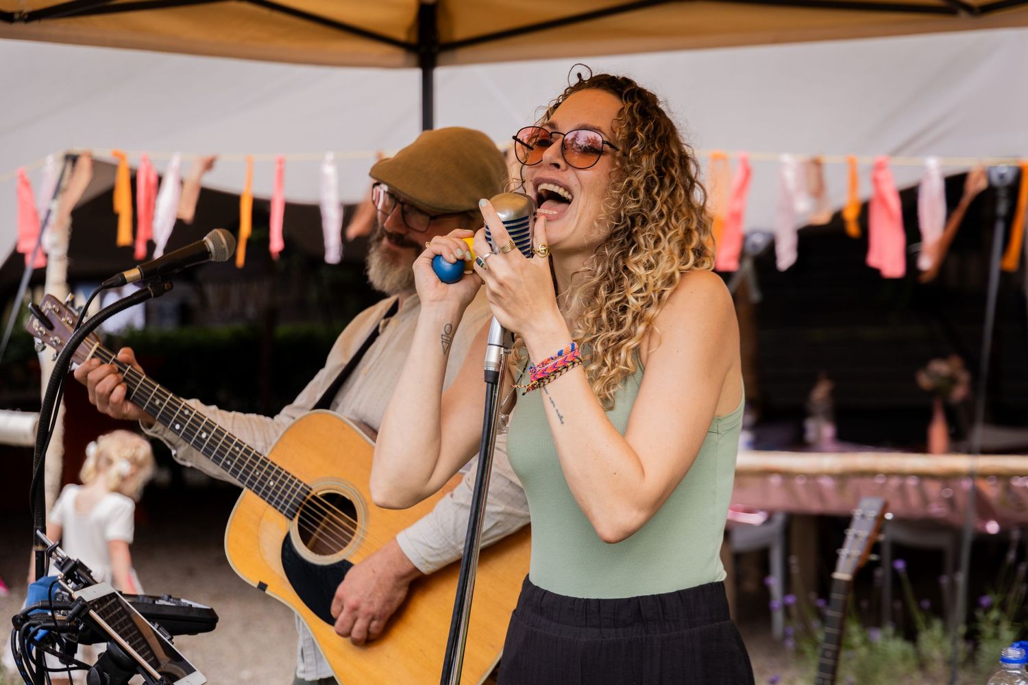 Photos by Jill - een prachtige festivalbruiloft in de mooie natuur van Loosbroek - met Lara Leaves die mooi op de achtergrond te horen was